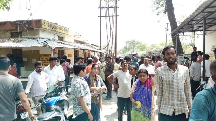 Kanpur: स्मार्ट मीटर बना सिरदर्द, नौबस्ता सब स्टेशन पर उपभोक्ताओं का हंगामा, भुगतान के बाद भी कट गई बिजली