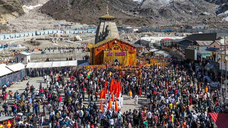 Kedarnath Dham: 51 कुंतल फूलों से सजा मंदिर, जयकारों से गूंज उठा धाम, शिवभक्ति में डूबे श्रद्धालु, तस्वीरें
