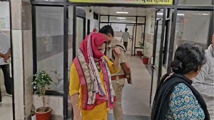 Kurukshetra: वैवाहिक कलह के मामले में 33 हजार रिश्वत लेती Kurukshetra: वैवाहिक कलह के मामले में 33 हजार रिश्वत लेती रंगे हाथ गिरफ्तार, ASI शर्मिला ने की खाकी शर्मसार