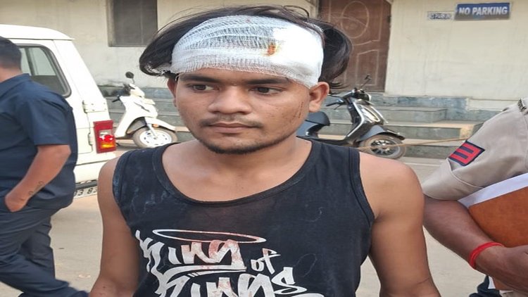 Raipur Crime News: हाईवे पर चाकू दिखाकर लूट की कोशिश Raipur Crime News: हाईवे पर चाकू दिखाकर लूट की कोशिश नाकाम, पुलिस ने 3 किमी पीछा कर आरोपी दबोचा