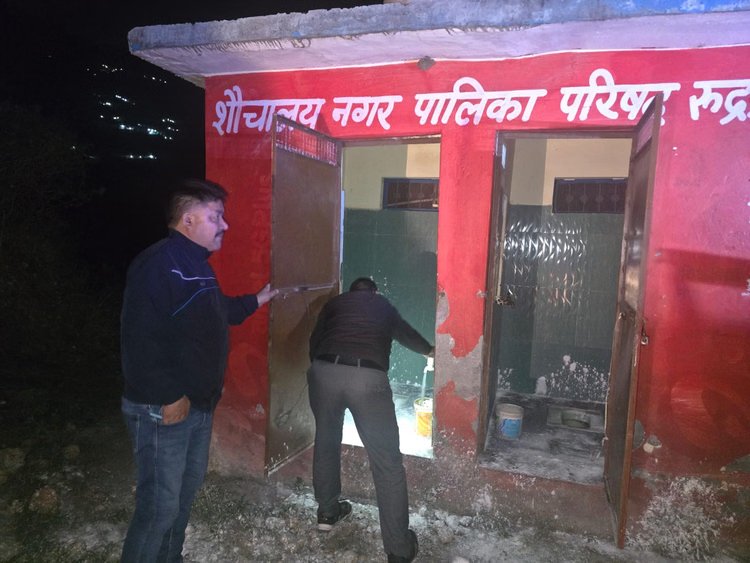 Rudraprayag: चारधाम यात्रा से पहले देर रात अधिकारियों का एक्शन; ओवररेटिंग, Rudraprayag: चारधाम यात्रा से पहले देर रात अधिकारियों का एक्शन; ओवररेटिंग, अवैध गैस सिलिंडर पर की कार्रवाई