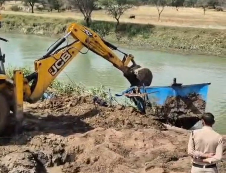 Tikamgarh News: अवैध रेत उत्खनन के खिलाफ प्रशासन सख्त, छापेमारी के दौरान लिफ्टर को जब्त कर मौके पर किया नष्ट