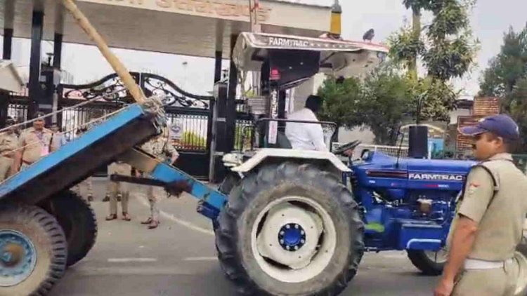 Uttarakhand: महिला आरक्षण को लेकर आज विशेष सत्र, कांग्रेस विधायक ने विधानसभा गेट पर पलटी गन्ने से भरी ट्राली