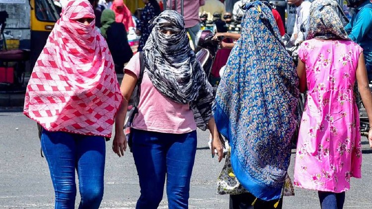 Weather Update: दिल्ली में आसमान से बरस रही आग, पारा 40 के पार, जानें कब होगी राहत की बारिश