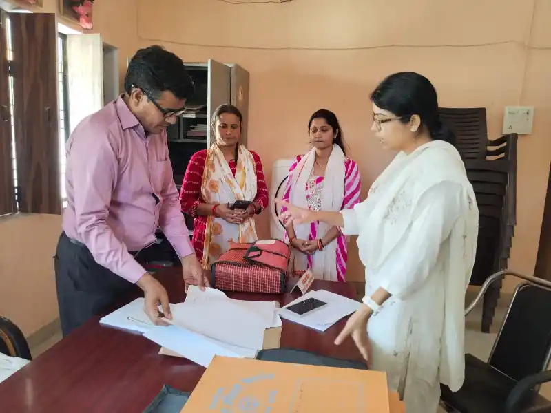 हरदोई के बिलग्राम ब्लॉक में निरीक्षण करती सीडीओ सान्या छाबड़ा, अधिकारियों को निर्देश देते हुए