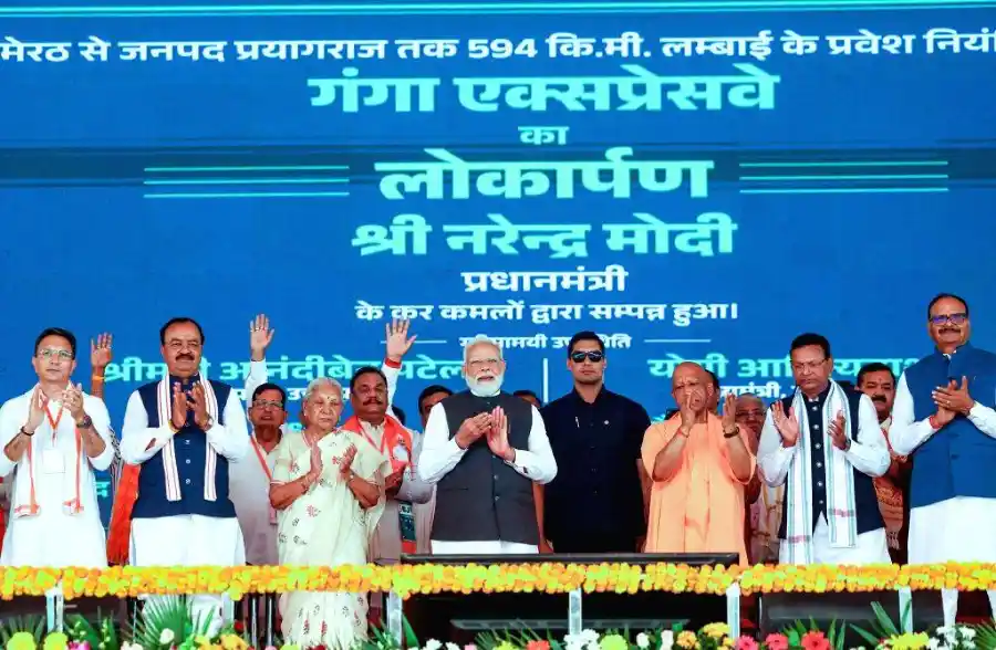 हरदोई में गंगा एक्सप्रेसवे का लोकार्पण करते प्रधानमंत्री नरेंद्र मोदी और मुख्यमंत्री योगी आदित्यनाथ
