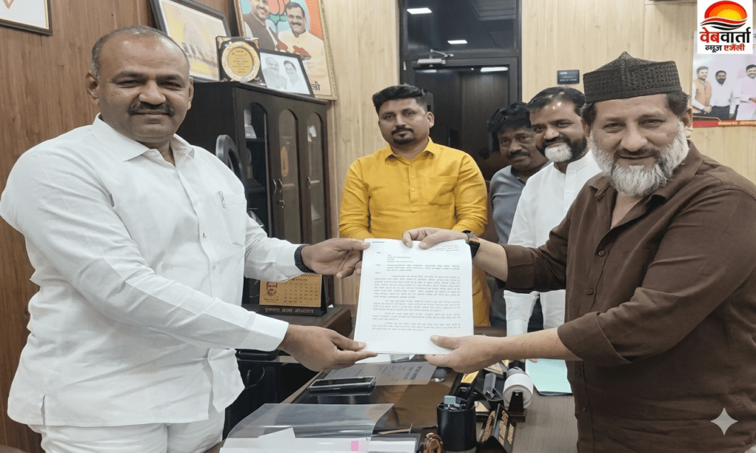 मध्य प्रदेश वक्फ बोर्ड के अध्यक्ष सनवर पटेल को ज्ञापन सौंपते हुए कांग्रेस विधायक आरिफ मसूद
