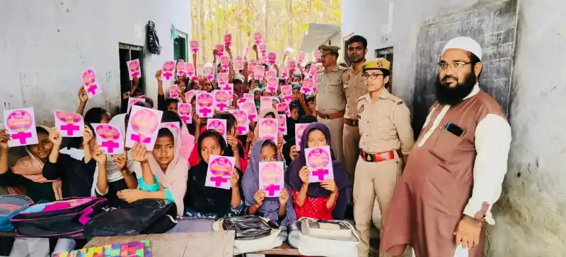 mission-shakti-awareness-program-madrasa-balrampur बलरामपुर के मदरसे में मिशन शक्ति अभियान के तहत छात्र-छात्राओं को जागरूक करते पुलिसकर्मी