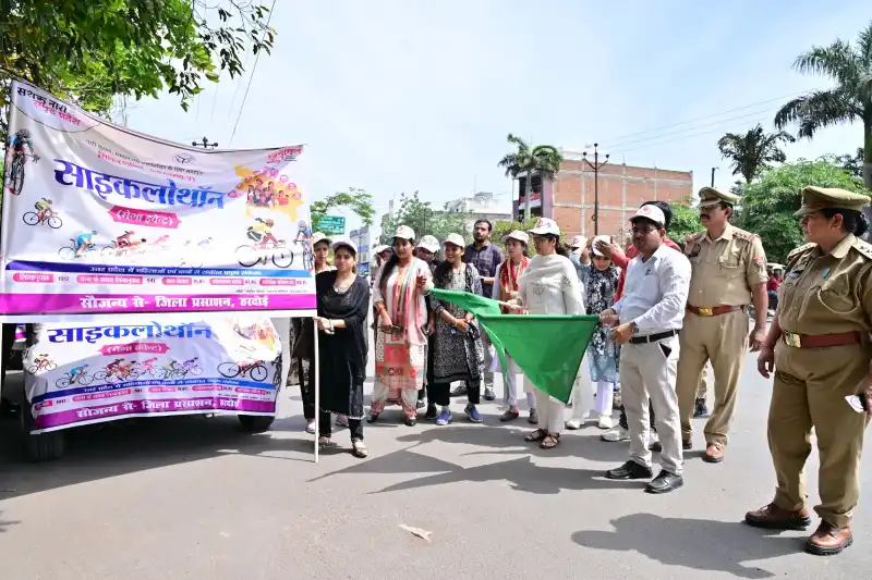 हरदोई में मिशन शक्ति साइक्लोथान रैली में भाग लेती छात्राएं, महिला सशक्तिकरण का संदेश देती हुई