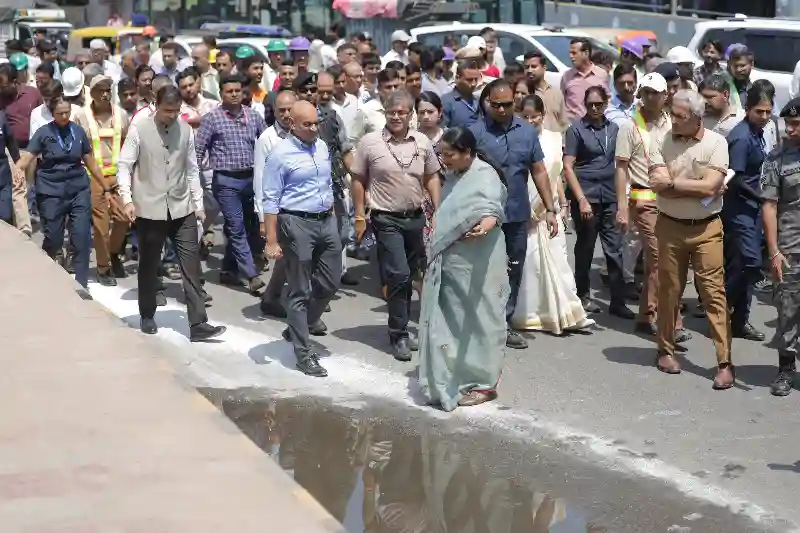 rekha-gupta-delhi-inspection-metro-azadpur-mandi
