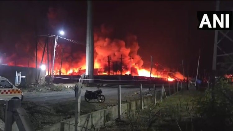 मध्य प्रदेश: धार जिले में हजारगो कंपनी में लगी भीषण आग, दमकल वाहन और अधिकारी मौके पर पहुंचे