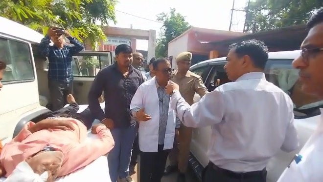 Auraiya: जिला अस्पताल में DM का औचक निरीक्षण, खामियां मिलने पर अधिकारियों को लगाई फटकार, दिए जरूरी निर्देश