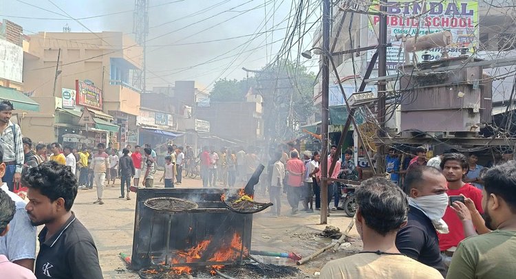 Bihar: सीतामढ़ी में दरिंदगी, आठ साल की मासूम से दुष्कर्म के बाद सुलग उठा शहर; मेला रोड पर भारी बवाल और आगजनी