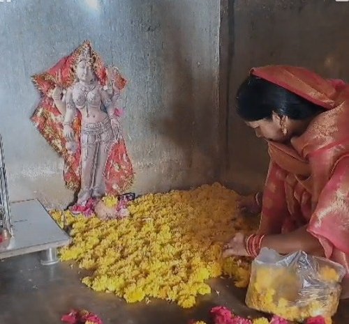 Dhar BhojshalaTemple: भोजशाला में मां वाग्देवी को चढ़ी चुनरी, परिसर Dhar BhojshalaTemple: भोजशाला में मां वाग्देवी को चढ़ी चुनरी, परिसर में श्रद्धालुओं की भीड़; ड्रोन से निगरानी