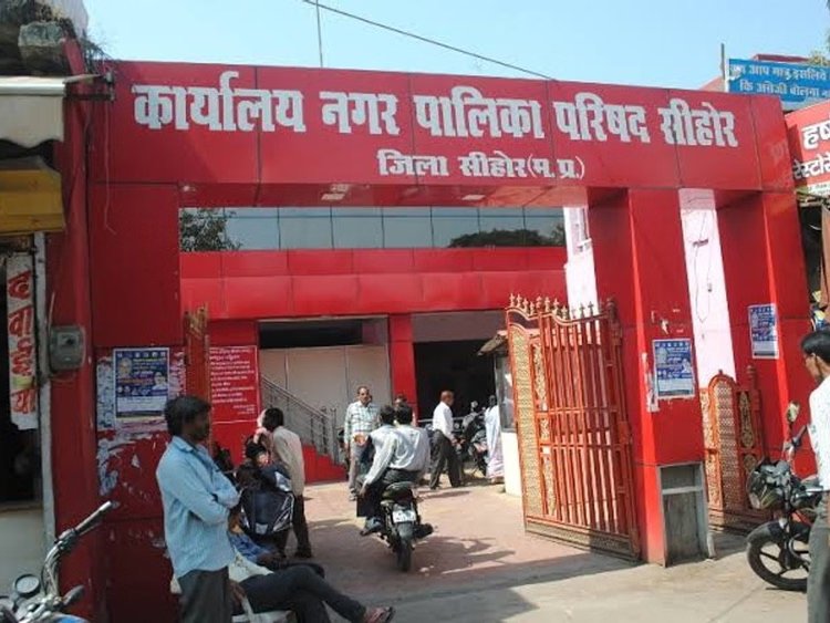 MP: कलेक्टर की चौखट पर पहुंचे नगरपालिका के रिटायर्ड कर्मचारी, लापरवाही से अटकी ग्रेच्युटी-बीमा राशि