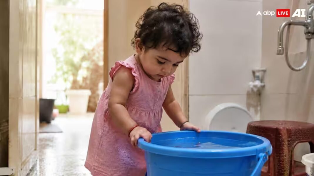 Maharashtra: खेलते-खेलते बाथरूम पहुंची बच्ची, बाल्टी में गिरने से चली गई 1 साल की मासूम की जान