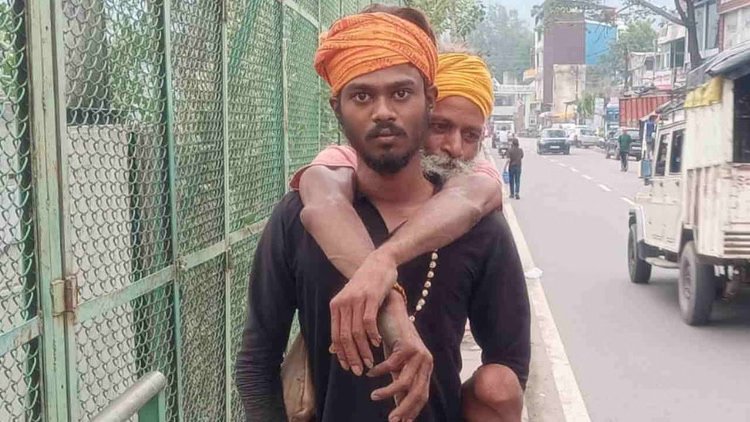 Rishikesh: अनोखी मिसाल; दिव्यांग गुरु को पीठ पर उठाकर केदारनाथ Rishikesh: अनोखी मिसाल; दिव्यांग गुरु को पीठ पर उठाकर केदारनाथ धाम की कठिन यात्रा पर निकला मध्यप्रदेश का युवा