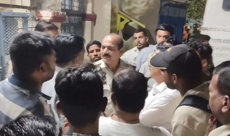 Ujjain: निजी क्लीनिक की कथित लापरवाही से 11 साल की Ujjain: निजी क्लीनिक की कथित लापरवाही से 11 साल की बच्ची की मौत, परिजनों ने किया चक्काजाम