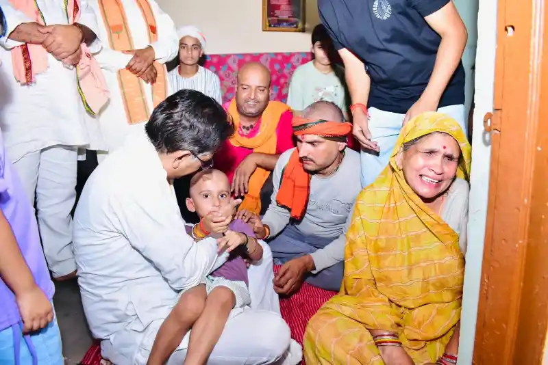 anurag-sharma-meets-jalaun-road-accident-victims