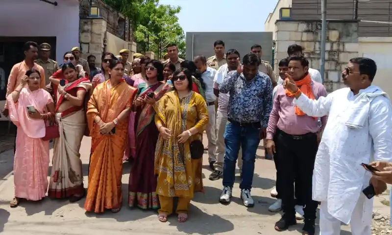 bjp-mahila-morcha-protest-against-sp-mp-firozabad