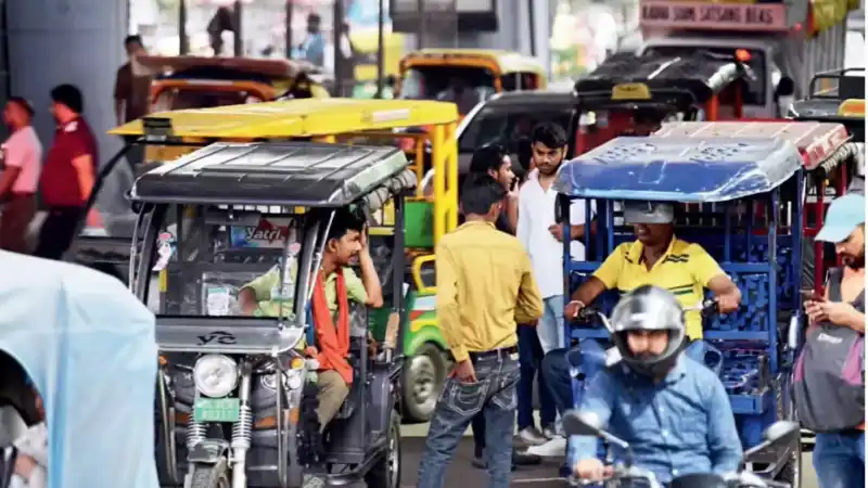 e-rickshaw-traffic-problem-new-ashok-nagar-delhi