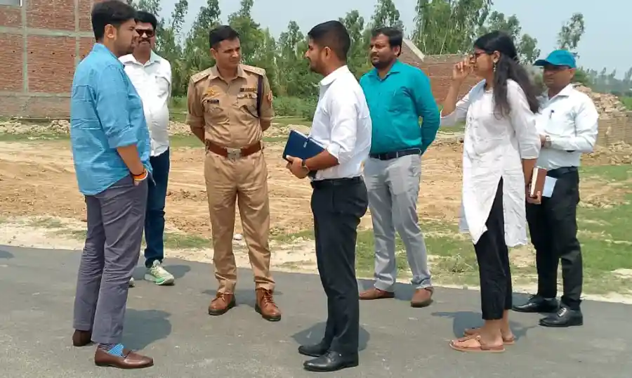 hardoi-bus-stop-e-rickshaw-checking-orders hardoi-bus-stop-e-rickshaw-checking-orders