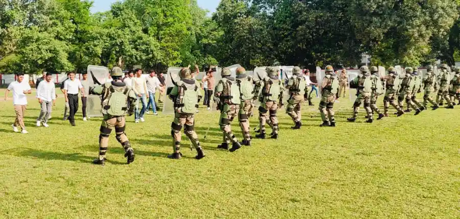 हरदोई रिजर्व पुलिस लाइन में दंगा नियंत्रण पूर्वाभ्यास करते पुलिसकर्मी