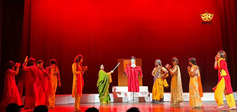 ‘जानेमन’ नाटक के मंचन का दृश्य, कलाकार भावनात्मक अभिनय करते हुए
