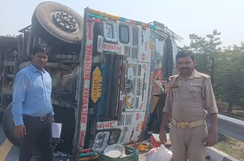 kanpur-expressway-bus-truck-accident-two-dead-2026