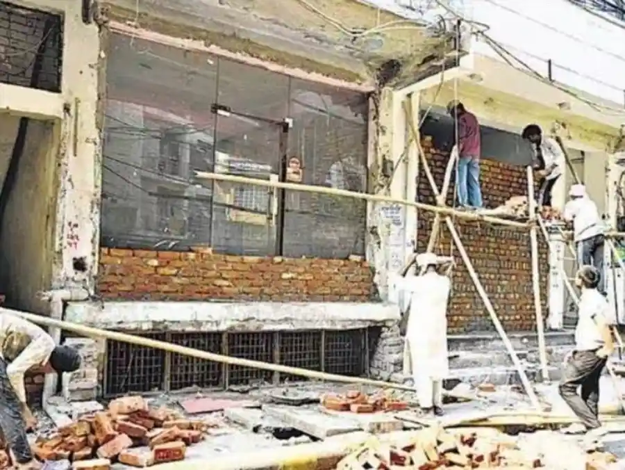 new-ashok-nagar-sealing-fear-shops-walls new-ashok-nagar-sealing-fear-shops-walls