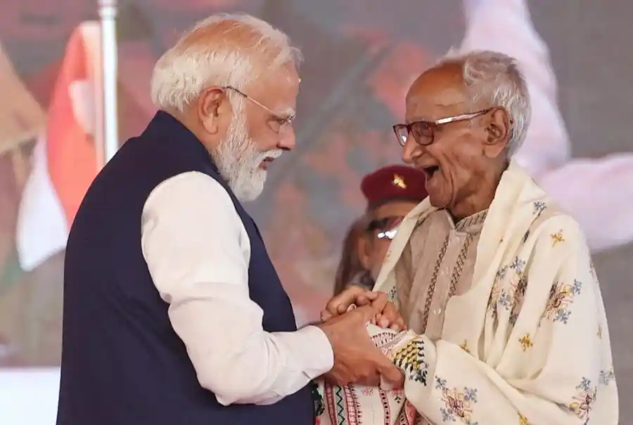 pm-modi-emotional-moment-suvendu-adhikari-oath-ceremony