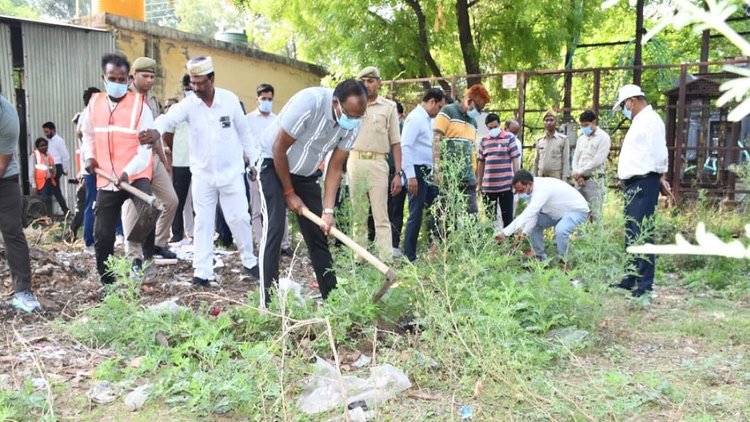 इन IAS अधिकारी से लें सीख: हाथ में उठाया फावड़ा, खुद साफ की नालियां; अपने कार्यस्थल की सफाई कर दिया ये संदेश