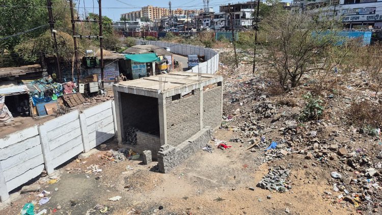टॉयलेट विवाद में बढ़ी तनातनी: निगम ने रेलवे को दी कार्रवाई की चेतावनी, जमीन पर कब्जे का आरोप, होगा सत्यापन
