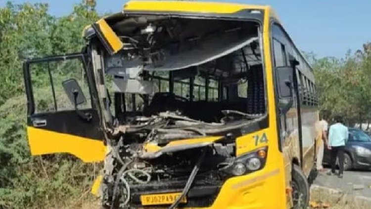 रेवाड़ी में सड़क हादसा: दिल्ली-जयपुर हाईवे पर स्कूल बस और रेवाड़ी में सड़क हादसा: दिल्ली-जयपुर हाईवे पर स्कूल बस और कैंटर की टक्कर, चालक घायल; अफरा-तफरी का माहौल बना