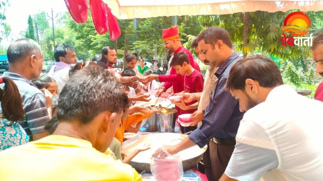 Bada Mangal Hardoi Bhandara Bada Mangal Hardoi पर आयोजित भव्य भंडारे में प्रसाद ग्रहण करते श्रद्धालु