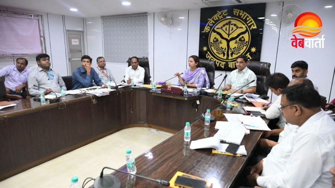 CM Dashboard समीक्षा बैठक में DM Asmita Lal ने अधिकारियों को दी सख्त चेतावनी, Baghpat ranking सुधारने के निर्देश