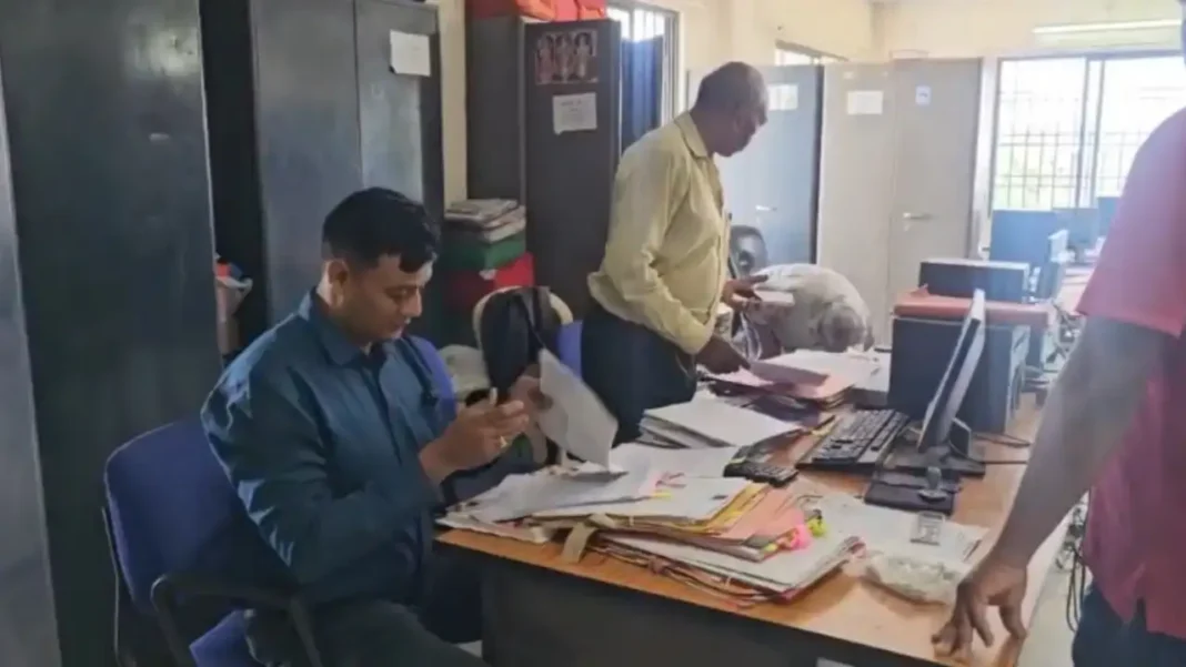 Ambikapur Furniture Scam ACB Raid Ambikapur Furniture Scam में एसीबी की कार्रवाई और दस्तावेज जांच