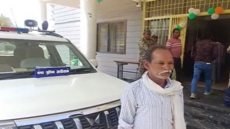 Damoh News: 8 बेटियों के पिता को बेटे का सपना Damoh News: 8 बेटियों के पिता को बेटे का सपना दिखाकर ठगे 42 हजार, आरोपियों की तलाश में जुटी पुलिस