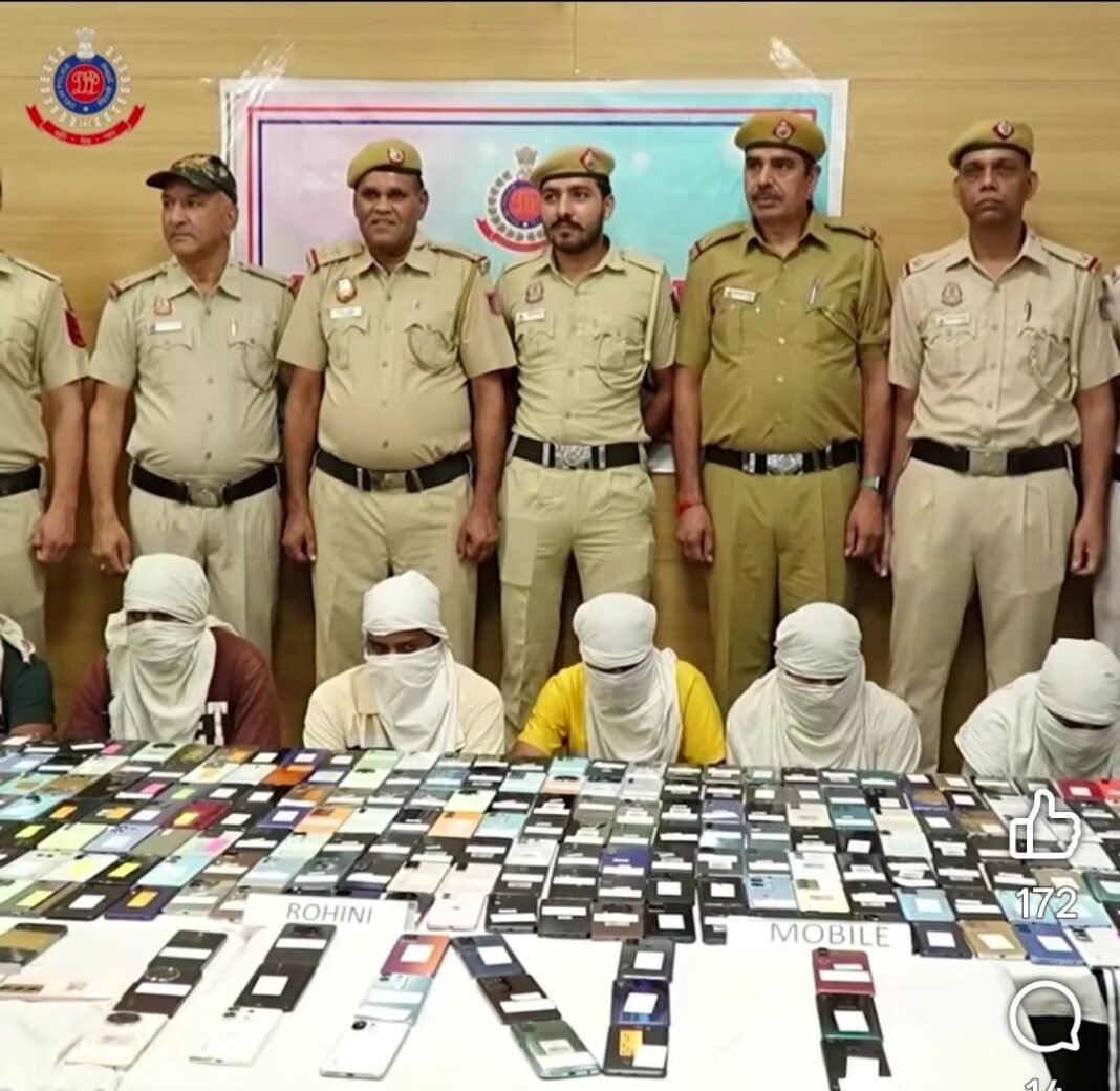 Delhi Mobile Smuggling Racket Bust Delhi Mobile Smuggling Racket में दिल्ली पुलिस ने 325 चोरी के मोबाइल बरामद किए