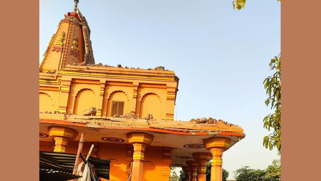 Haryana: बाबैन के प्राचीन शिवालय मंदिर का 108 फुट ऊंचा Haryana: बाबैन के प्राचीन शिवालय मंदिर का 108 फुट ऊंचा गुंबद धमाके के साथ ढहा, मलबे में दबने से पुजारी की मौत