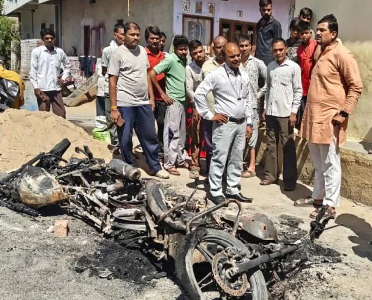 Indore: गालियां देने पर रोका था रहवासियों ने, बदमाशों ने Indore: गालियां देने पर रोका था रहवासियों ने, बदमाशों ने घर के बाहर खड़ी गाडि़यों में लगा दी आग
