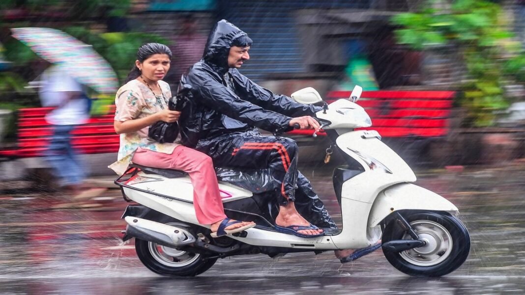 Mumbai Monsoon Rain Orange Alert Mumbai Monsoon Rain के कारण जलभराव से प्रभावित सड़क