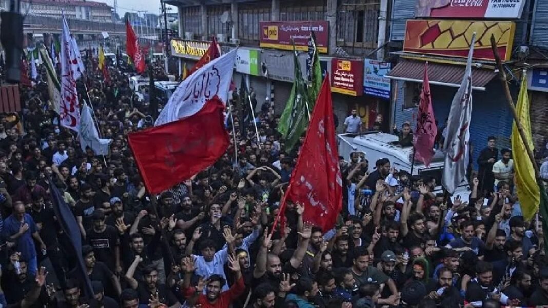 Muharram Procession Srinagar 2026 Muharram Procession Srinagar में शामिल श्रद्धालु