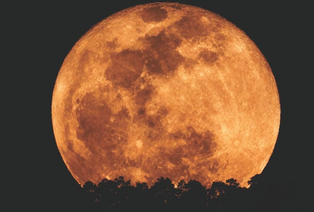 Strawberry Moon Strawberry Moon 2026 भारतीय आकाश में दिखाई देने वाला सुनहरा पूर्ण चंद्रमा
