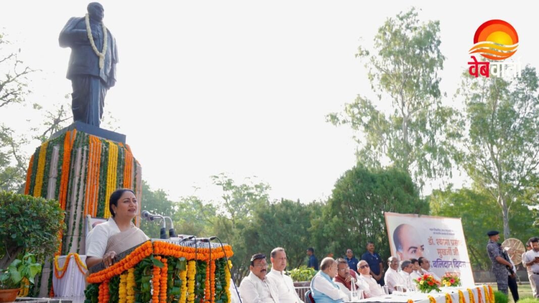 Syama Prasad Mookerjee Balidan Diwas पर श्रद्धांजलि अर्पित करतीं मुख्यमंत्री रेखा गुप्ता