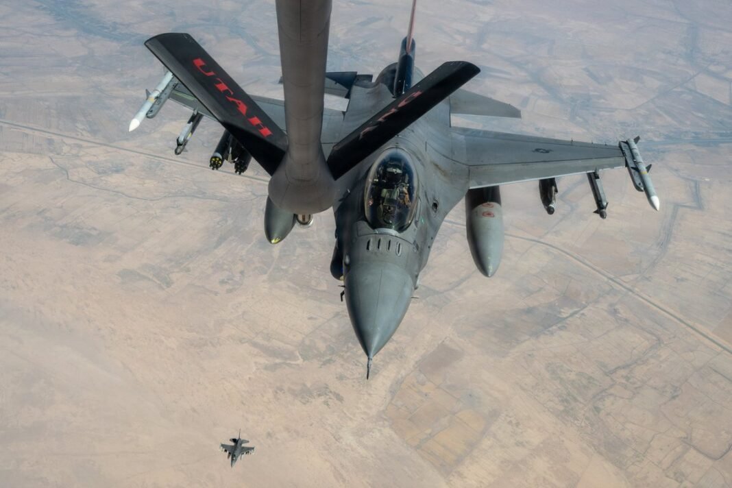 US Iran Conflict Middle East US Iran Conflict के बीच पश्चिम एशिया में बढ़ता सैन्य तनाव और होर्मुज जलडमरूमध्य