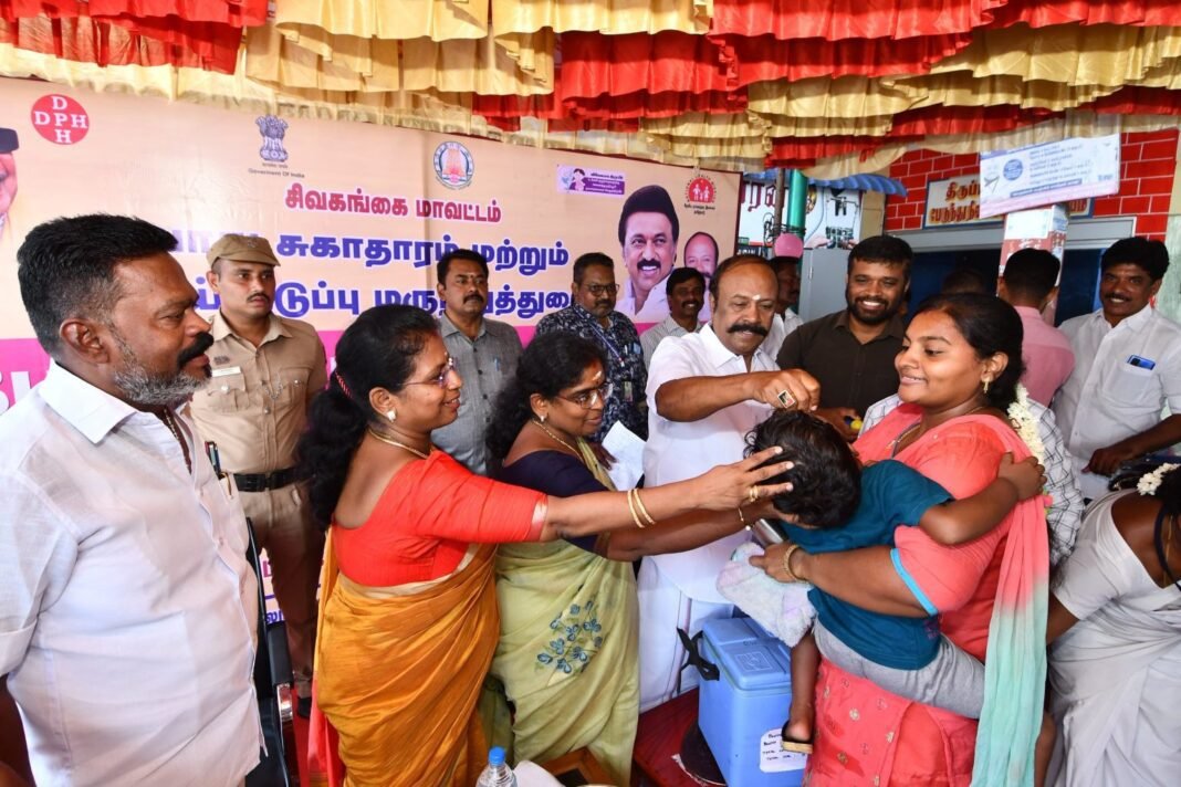 children-vaccinated-in-kerala-polio-drive Kerala Pulse Polio Campaign 2026 के तहत बच्चों को पोलियो की दवा पिलाते स्वास्थ्यकर्मी