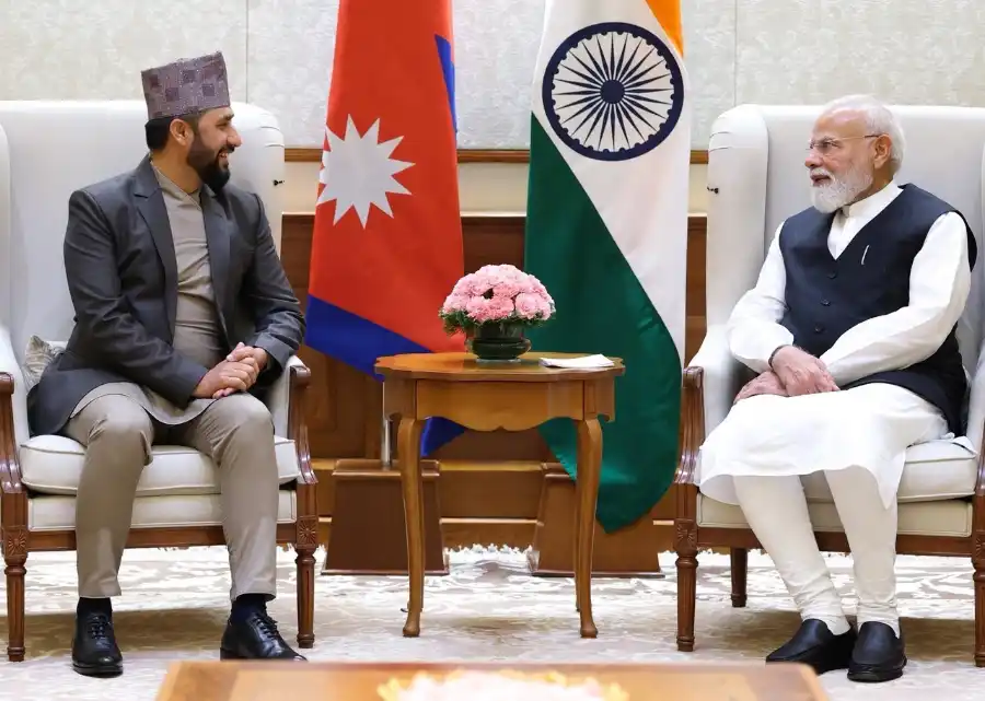 india-nepal-relations-pm-modi-rabi-lamichhane-meeting प्रधानमंत्री नरेन्द्र मोदी और नेपाल की राष्ट्रीय स्वतंत्र पार्टी के अध्यक्ष रवि लामिछाने के बीच मुलाकात, भारत-नेपाल संबंधों को मजबूत बनाने पर चर्चा का दृश्य।