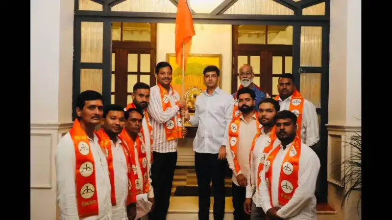 nagpur-uddhav-thackeray-group-nitin-tiwari-joins-shinde-shiv-sena नागपुर में उद्धव ठाकरे गुट को झटका, नितिन तिवारी समर्थकों समेत शिंदे गुट में शामिल