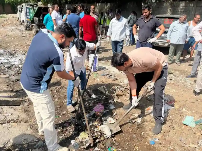 new-ashok-nagar-special-cleanliness-drive-ravikant न्यू अशोक नगर में विशेष सफाई अभियान, विधायक रविकांत ने दिया जनभागीदारी का संदेश